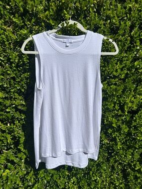 Beyond Yoga Women's White Sleeveless Crewneck Tank more knit like texture